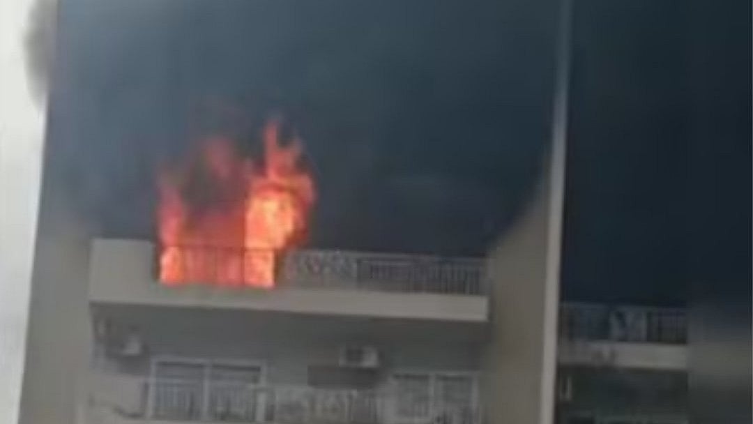نوئیڈا واقع ’آئیوی کاؤنٹی سوسائٹی‘ میں خوفناک آتشزدگی، بارہویں منزل پر لگی آگ بجھانے کی کوششیں جاری
