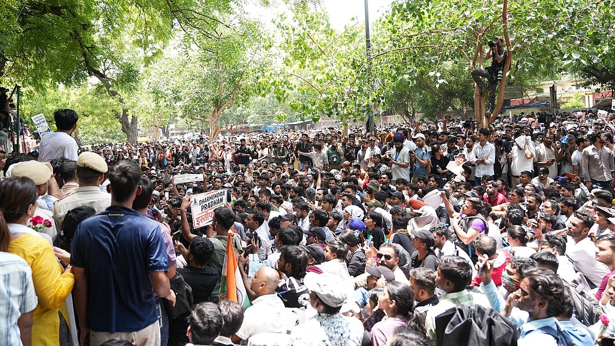 ’کاکروچ جنتا پارٹی‘ کا پُرامن مظاہرہ جاری، نوجوان طبقہ وزیر تعلیم دھرمیندر پردھان سے استعفیٰ کا کر رہا مطالبہ