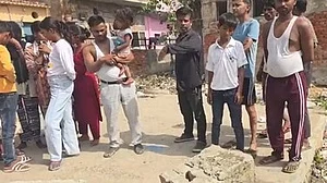دہلی: خستہ حال عوامی بیت الخلا کا ڈھانچہ گرنے سے 7 سالہ بچی کی موت، مقامی لوگوں میں غم و غصہ