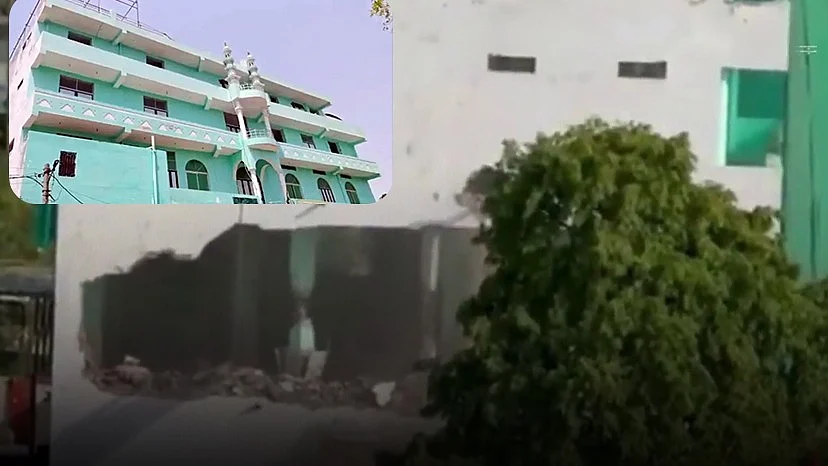 <div class="paragraphs"><p>نورانی مسجد پر بلڈوزر ایکشن، تصویر سوشل میڈیا</p></div>