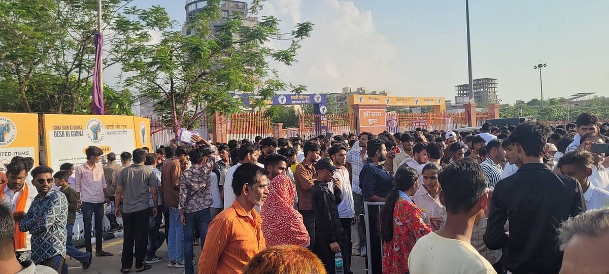 <div class="paragraphs"><p>مہاریلی کے مقام کے باہر طلبہ کی بھیڑ / تصویر قومی آواز / نندلال</p></div>