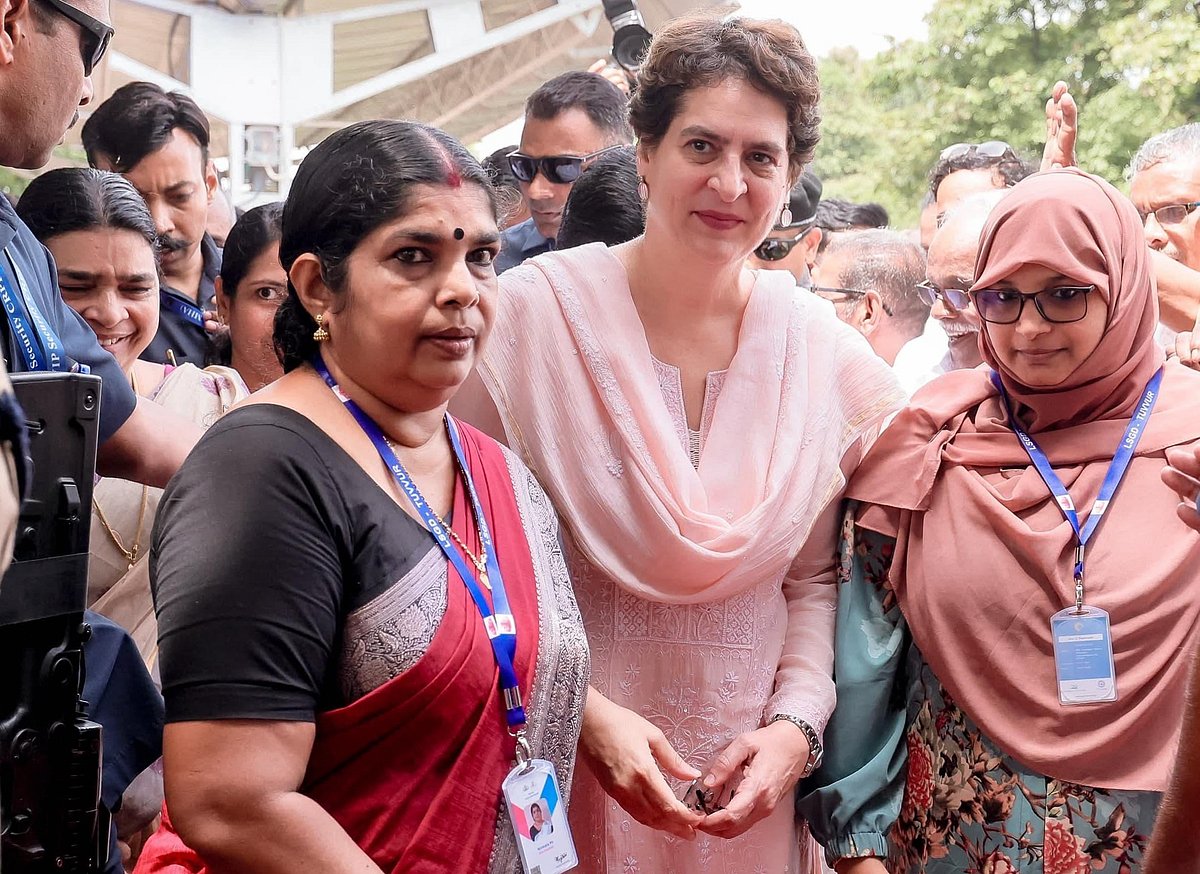 پرینکا گاندھی نے کیرالہ کے تھوور ریلوے اسٹیشن پر نئے پلیٹ فارم شیلٹر کا کیا افتتاح، دیکھیں تصویری جھلکیاں