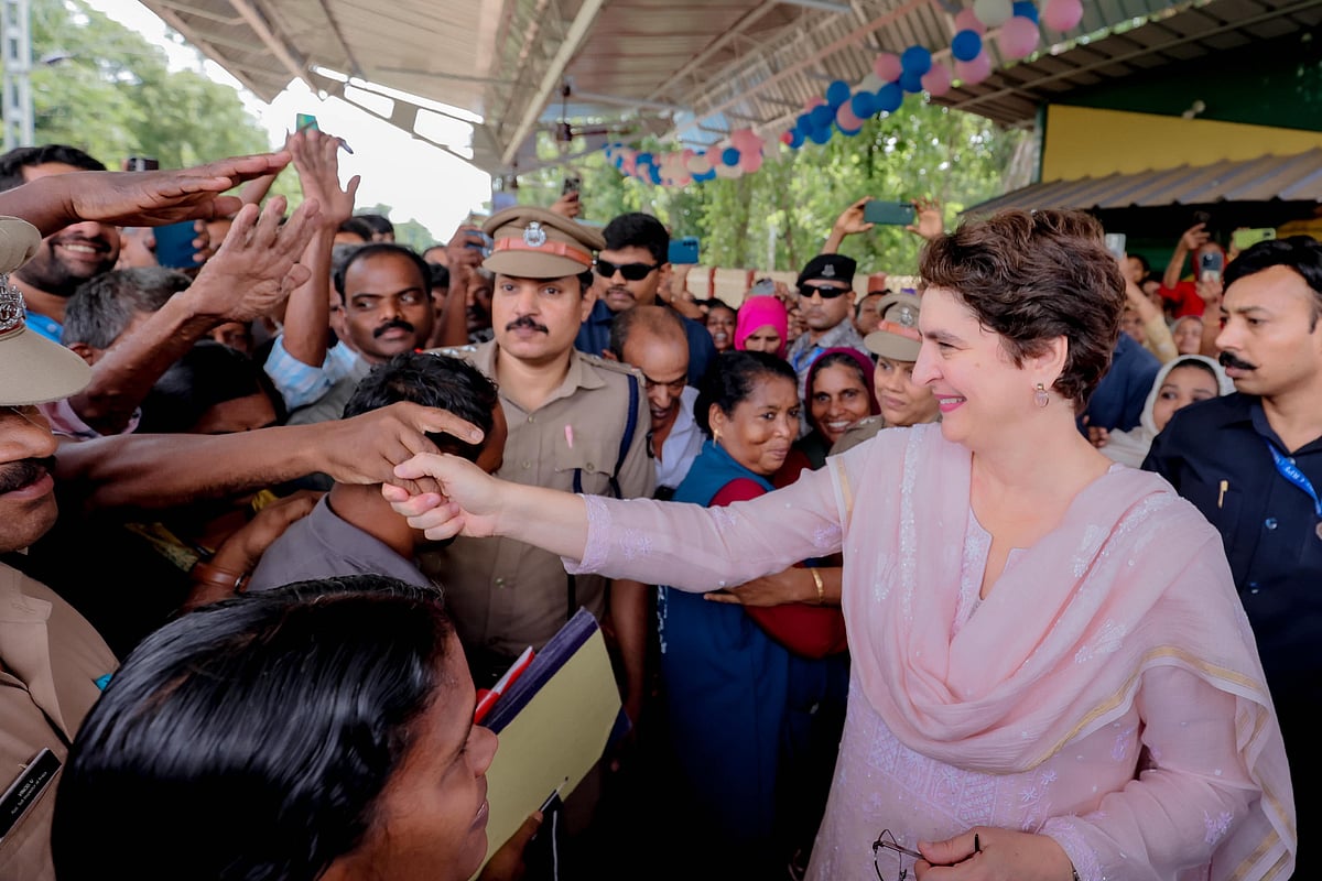 پرینکا گاندھی نے کیرالہ کے تھوور ریلوے اسٹیشن پر نئے پلیٹ فارم شیلٹر کا کیا افتتاح، دیکھیں تصویری جھلکیاں