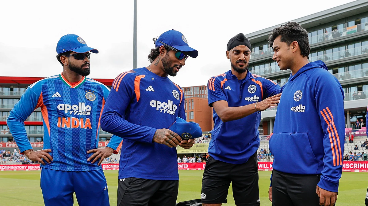 <div class="paragraphs"><p>ویبھو سوریہ ونشی کو ڈیبیو کیپ دیتے ہوئے نائب کپتان تلک ورما، تصویر ’ایکس‘ <a href="https://x.com/BCCI">@BCCI</a></p></div>
