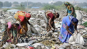 <div class="paragraphs"><p>کچرا بینتی ہوئیں خواتین، تصویر اے آئی</p></div>