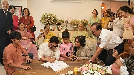 <div class="paragraphs"><p>عامر خان اور گوری اسپریٹ، تصویر/آئی اے این ایس</p></div>