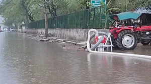 مانسون کی پہلی ہی بارش میں دہلی کا برا حال، کئی علاقوں میں آبی جماؤ سے عوام پریشان