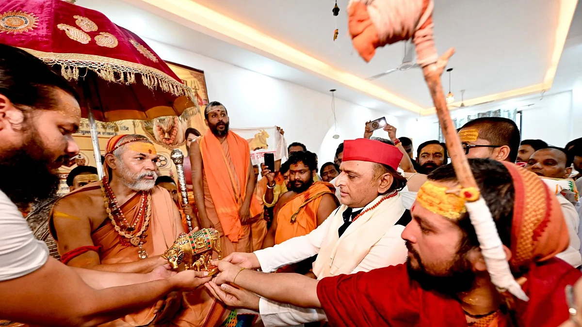 <div class="paragraphs"><p> اکھلیش یادو اور شنکراچاریہ اویمکتیشورانند، تصویر @yadavakhilesh</p></div>