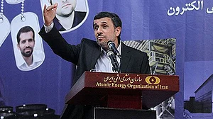 کیا سابق ایرانی صدر احمدی نژاد کو موساد نے پھنسایا تھا؟