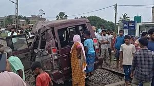 <div class="paragraphs"><p>حادثہ کے بعد متاثر اسکول وین اور وہاں جمع لوگ، تصویر سوشل میڈیا</p></div>