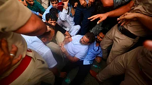 طلبہ پر کارروائی کے خلاف کانگریس کا پی ایم ہاؤس پر دھرنا، راہل-پرینکا سمیت اپوزیشن کے کئی سرکردہ رہنما حراست کے بعد مختلف مقامات پر منتقل
