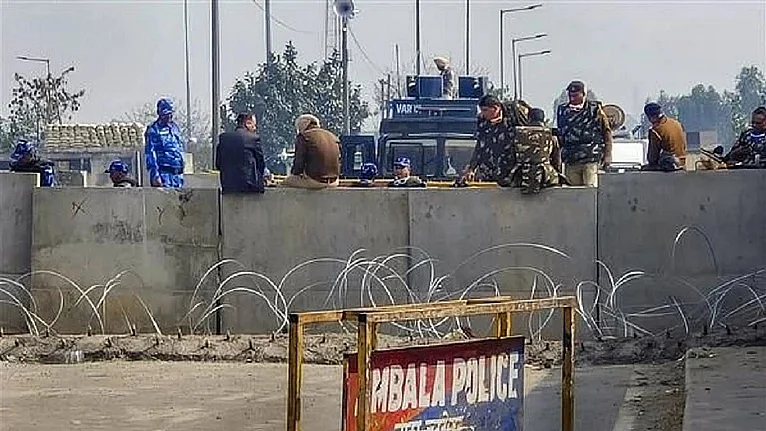 مہاپنچایت میں شرکت کے لیے کسانوں کا دہلی کوچ، پولیس نے شمبھو بارڈر سیل کر دیا