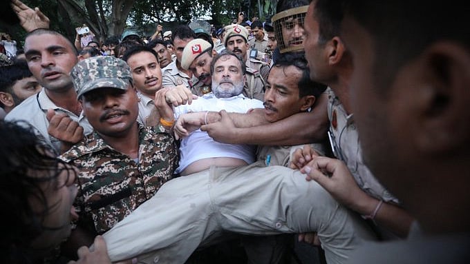 حراست میں لیے گئے راہل گاندھی اور پرینکا گاندھی رہا، پارلیمنٹ میں طلبہ کے معاملے کو دوبارہ اٹھانے کا اعلان
