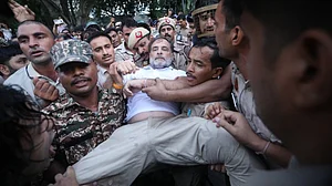 حراست میں لیے گئے راہل گاندھی اور پرینکا گاندھی رہا، پارلیمنٹ میں طلبہ کے معاملے کو دوبارہ اٹھانے کا اعلان