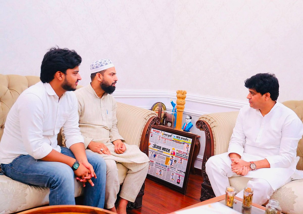 کانگریس کے راجیہ سبھا رکن عمران پرتاپ گڑھی نے محمد جنید سے ملاقات کر بڑھایا حوصلہ