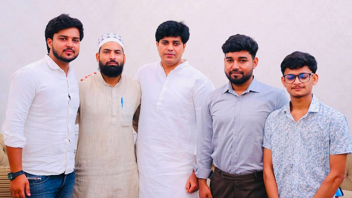 <div class="paragraphs"><p>عمران پرتاپ گڑھی کے بائیں طرف محمد جنید (ٹوپی پہنے ہوئے)</p></div>
