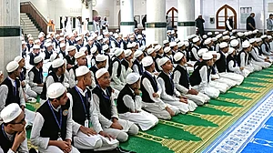 <div class="paragraphs"><p>مدارس کے طلبا</p></div>