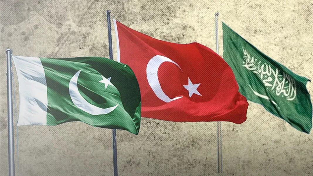 <div class="paragraphs"><p>پاکستان، ترکیے اور سعودی عرب کا پرچم، تصویر سوشل میڈیا</p></div>