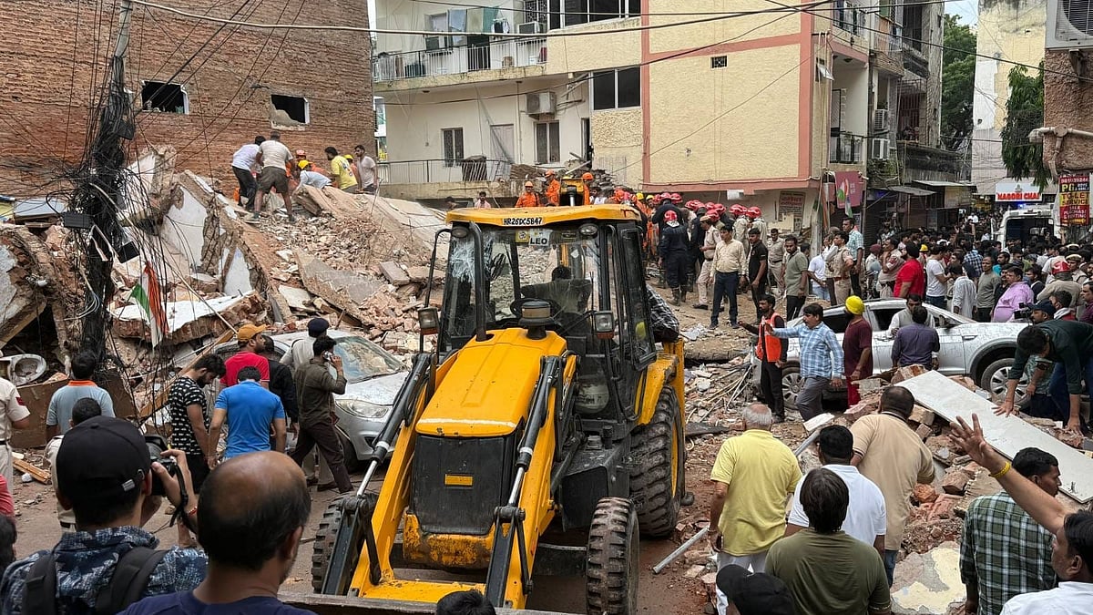 <div class="paragraphs"><p>دہلی کے ستیہ نکیتن میں وہ مقام جہاں عمارت منہدم ہوئی / تصویر وپن</p></div>