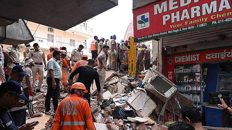 ستیہ نکیتن عمارت حادثہ میں 2 افراد جاں بحق، 8 ملبے سے نکالے گئے؛ راہل گاندھی نے طلبہ کی سلامتی پر ظاہر کی تشویش