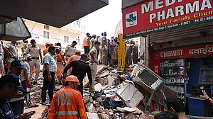 ستیہ نکیتن عمارت حادثہ میں 2 افراد جاں بحق، 8 ملبے سے نکالے گئے؛ راہل گاندھی نے طلبہ کی سلامتی پر ظاہر کی تشویش