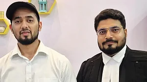 <div class="paragraphs"><p>اپنے وکیل کے ساتھ آیوش ملک / تصویر سوشل میڈیا</p></div>