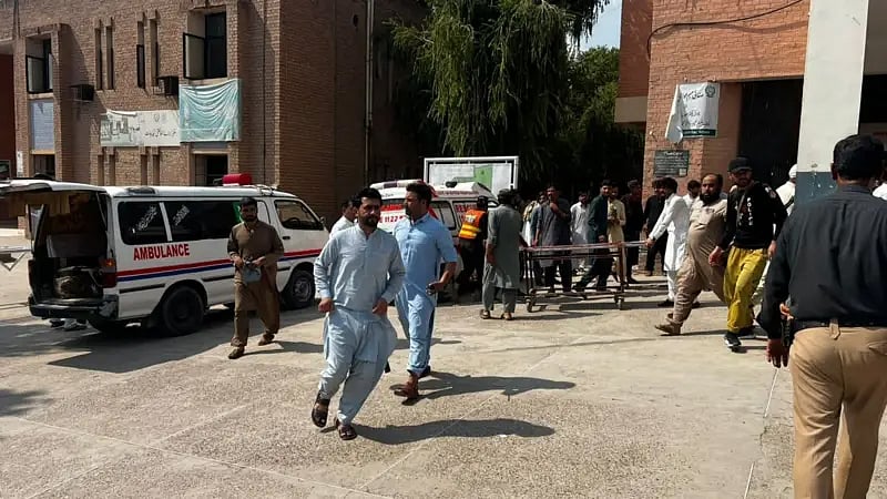 پاکستان: خیبر پختونخوا میں نمازِ جمعہ کے دوران دھماکہ، 15 افراد ہلاک، مسجد کو نقصان