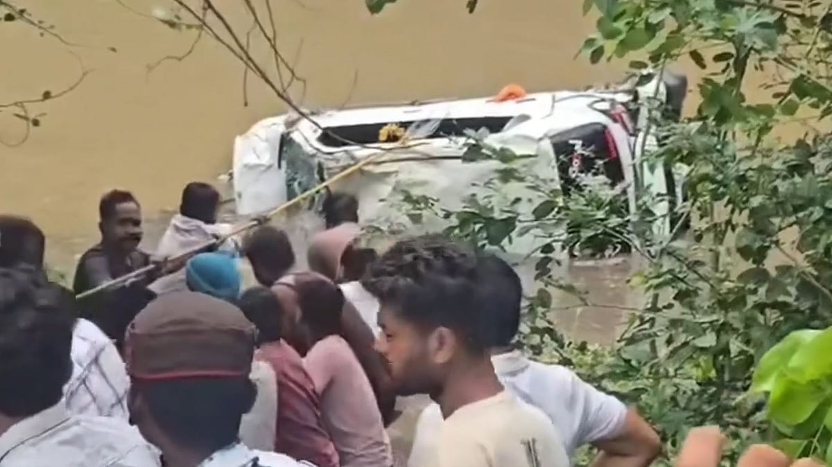 مدھیہ پردیش کے آگر مالوا میں پیش آیا خوفناک حادثہ، عقیدت مندوں سے بھری کار برساتی نالے میں بہہ گئی، 8 افراد کی موت