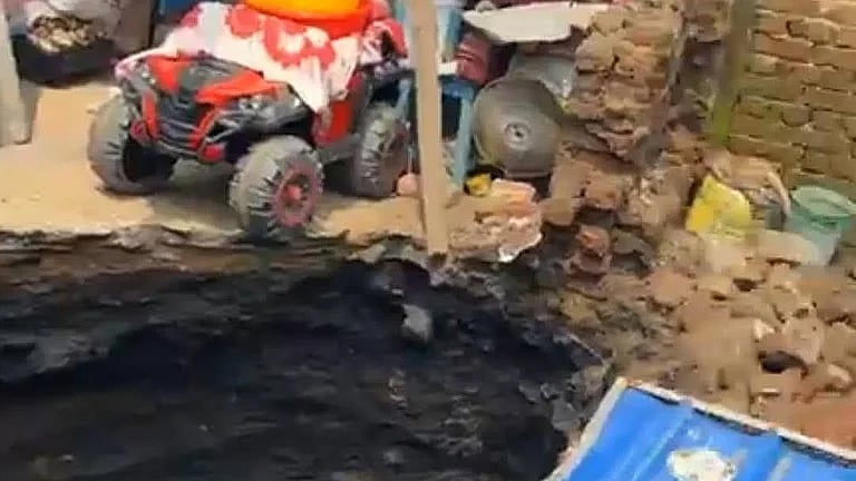 دھنباد کے کوئلہ علاقے میں پھر دھنسی زمین، چار مکانات کو نقصان، دو مکمل طور پر زمین بوس