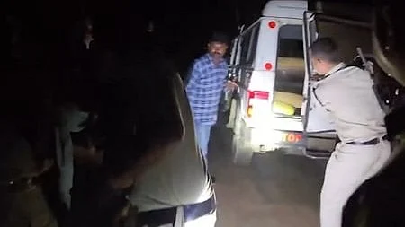 <div class="paragraphs"><p>ملزمین کو لے جاتے پولیس اہلکار، تصویر آئی اے این ایس</p></div>