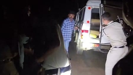 <div class="paragraphs"><p>ملزمین کو لے جاتے پولیس اہلکار، تصویر آئی اے این ایس</p></div>
