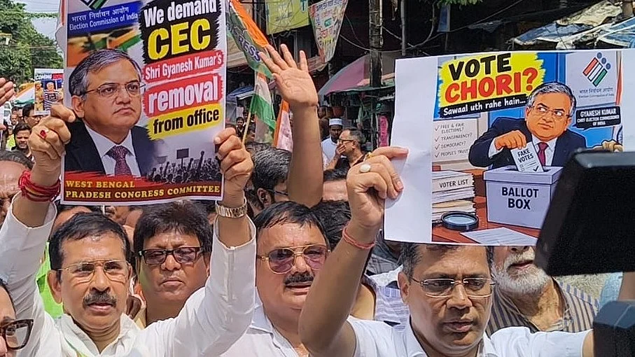 اپنے مفادات کے لیے اداروں کو تباہ کرنا حقیقی بدعنوانی ہے… آکار پٹیل