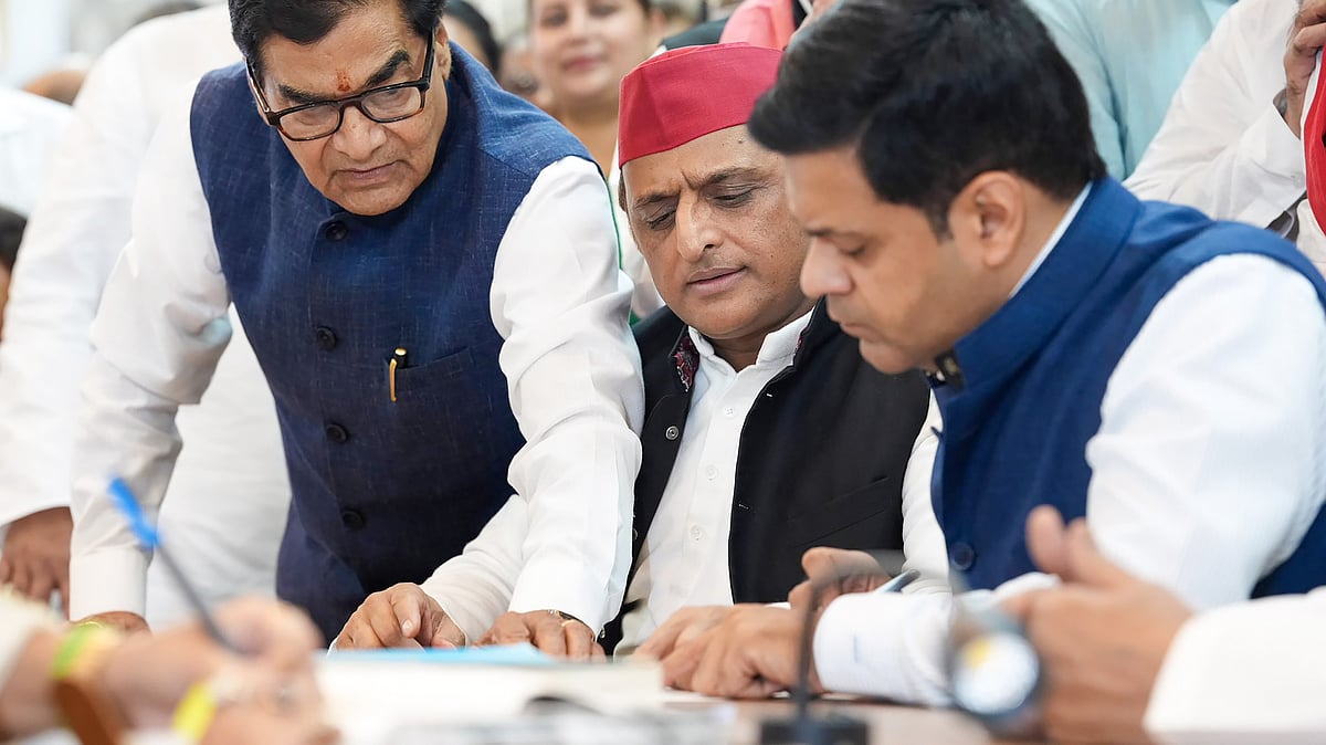 اکھلیش کے ساتھ یوگی کے وزیر کی تصویر منظر عام پر، کیا بی جے پی میں پھوٹ شروع ہو گئی ہے؟