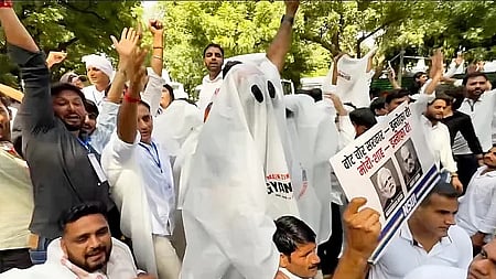 ’زندہ بھوتوں‘ کا احتجاج، یوتھ کانگریس کا چیف الیکشن کمشنر گیانیش کمار سے استعفے کا مطالبہ