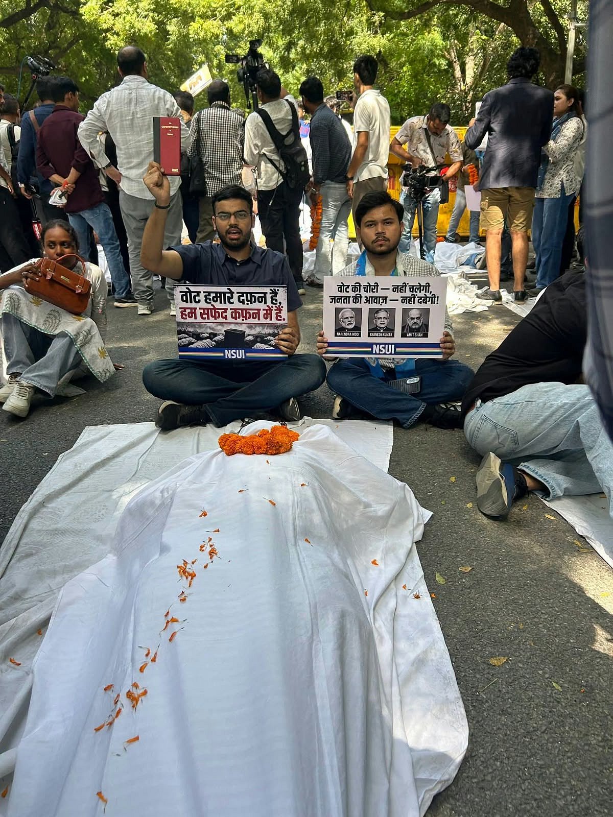 ووٹر لسٹ سے نام حذف کیے جانے کے خلاف این ایس یو آئی کا کفن اوڑھ کر احتجاج 