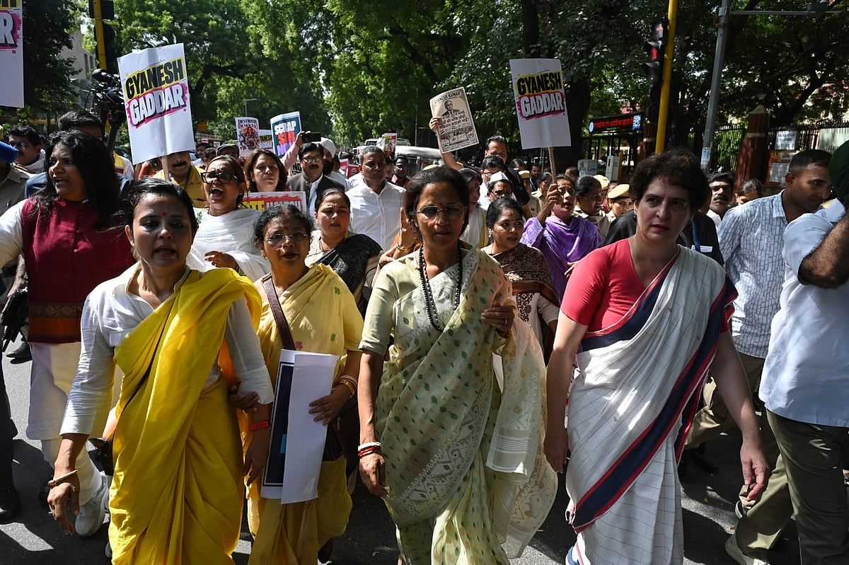 <div class="paragraphs"><p>تحفظ جمہوریت مارچ کے دوران پرینکا گاندھی، سپریا سولے، مہوا موئترا و دیگر سیاسی لیڈران، تصویر ویپن/قومی آواز</p></div>