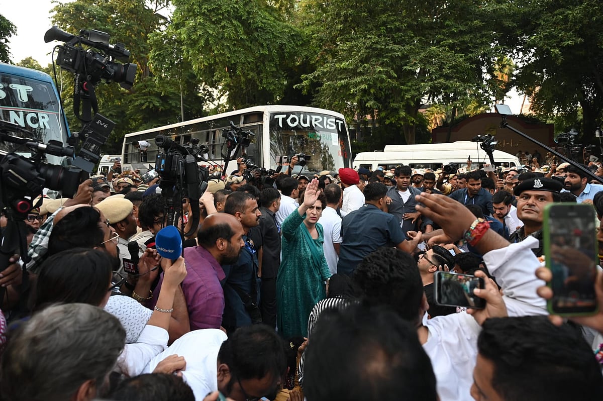 پورے دن سرخیوں میں رہے راہل-پرینکا، جنتر منتر نہیں پہنچ سکے تو راستے میں کیا مظاہرہ، حراست میں بھی لیے گئے، دیکھیں تصاویر