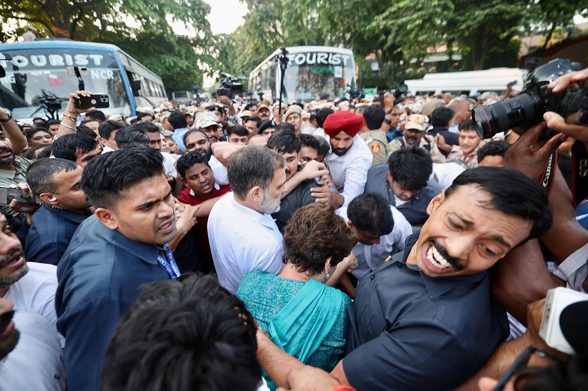 پورے دن سرخیوں میں رہے راہل-پرینکا، جنتر منتر نہیں پہنچ سکے تو راستے میں کیا مظاہرہ، حراست میں بھی لیے گئے، دیکھیں تصاویر