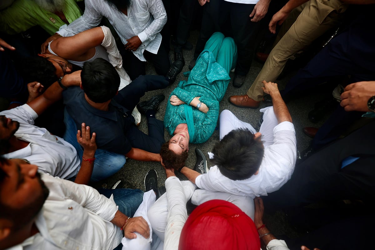 پورے دن سرخیوں میں رہے راہل-پرینکا، جنتر منتر نہیں پہنچ سکے تو راستے میں کیا مظاہرہ، حراست میں بھی لیے گئے، دیکھیں تصاویر