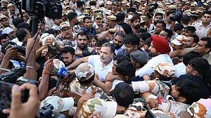 <div class="paragraphs"><p>سیکورٹی اہلکاروں کے درمیان راہل گاندھی، تصویر کانگریس میڈیا سیل</p></div>