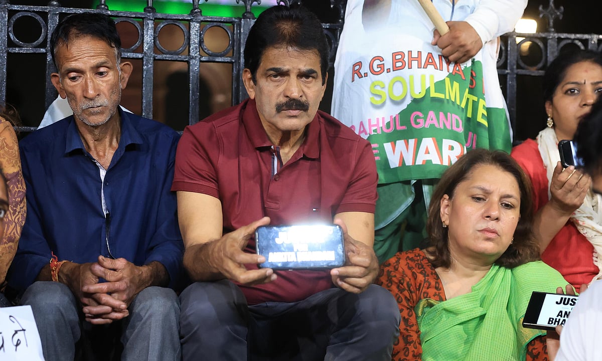 انکیتا بھنڈاری کے حق میں انڈیا گیٹ پر کانگریس کا زبردست مظاہرہ، انکیتا کے والدین حراست سے رِہا ہوئے