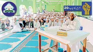 <div class="paragraphs"><p>’مدرسہ تحفیظ القرآن‘ کے بانی مولانا اکرام الحق قاسمی (کرسی پر بیٹھے ہوئے)</p></div>