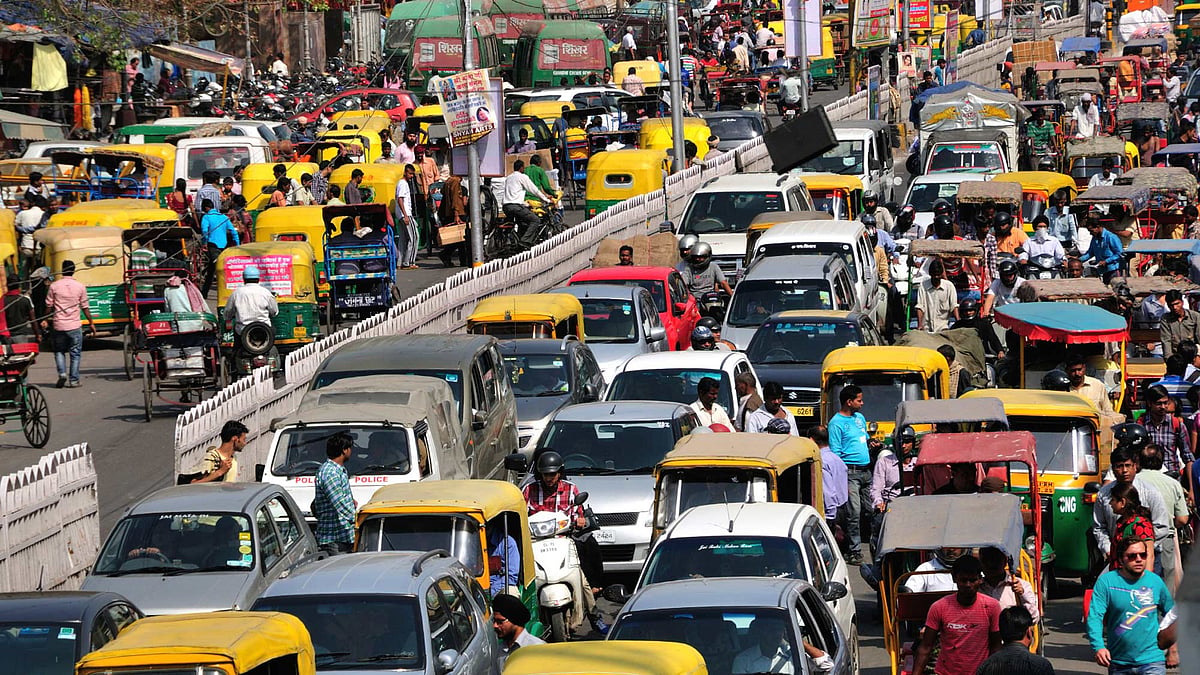 भारत की एक भीड़ भरी सड़क. (फोटो: iStock)