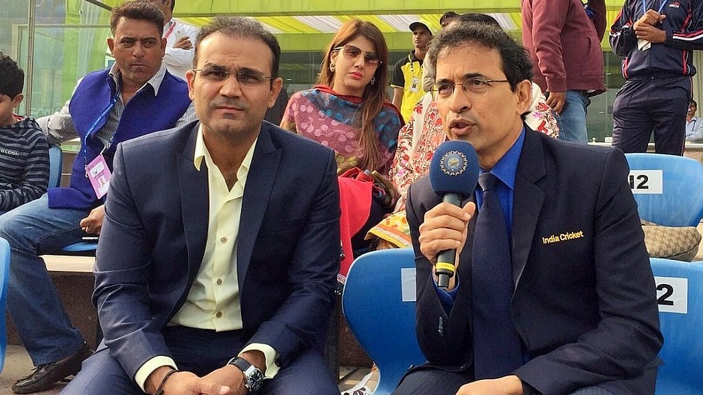 दिग्गज खिलाड़ी वीरेंद्र सहवाग के साथ कमेंटेटर हर्षा भोगले (फोटोः Twitter)