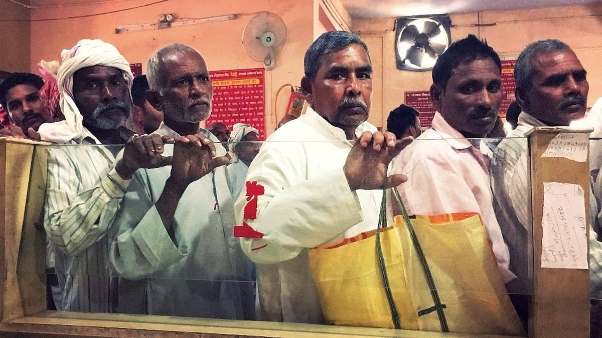 कतार में लगे लोग. (फोटो: द क्विंट)