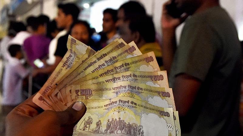 500 रुपए के नोट के बदले 350 रुपए लेने को तैयार हैं लोग (फोटो: PTI)