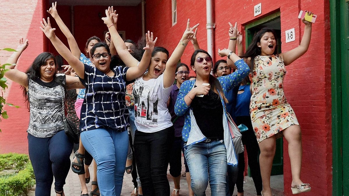 सीबीएसई के 12वीं बोर्ड में टॉप तीन में से दो स्थान पर लड़कियां हैं.