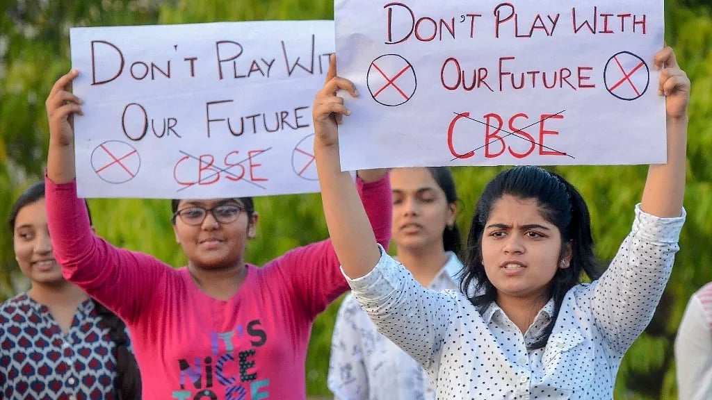 सीबीएसई, दिल्ली यूनिवर्सिटी की तरह क्वेश्चन पेपर तैयार करता है.