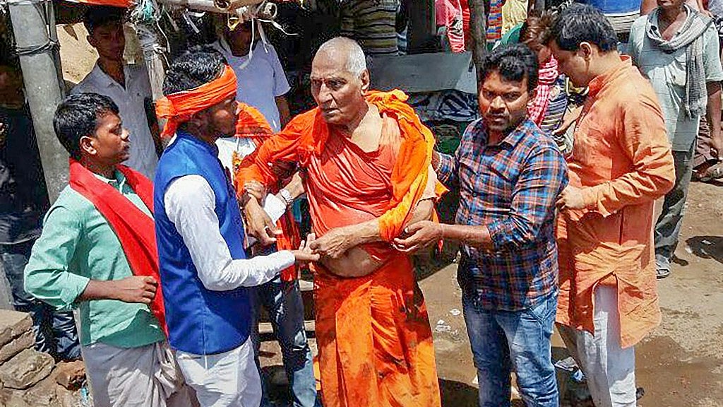 भगवाधारी अग्निवेश लड़खड़ाते हुए खड़े हुए तो भी हमलावरों के नारे गूंज रहे थे