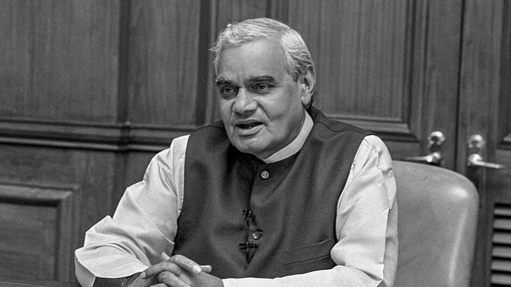 यह अटल जी की दुनिया थी, जहां राजनीति में मतभेद था मनभेद नहीं